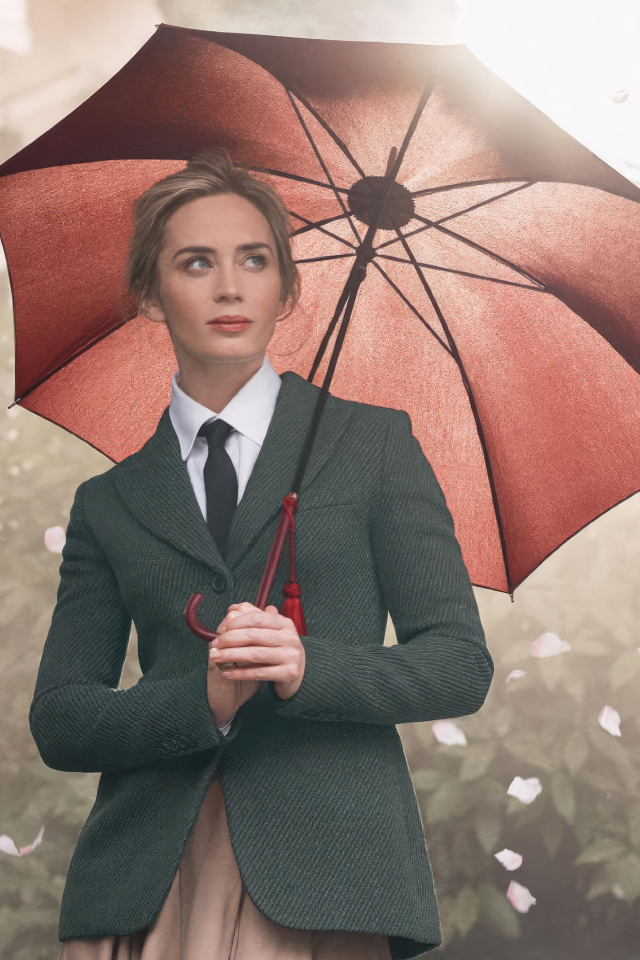 Актриса Эмили Блант стоит под зонтом