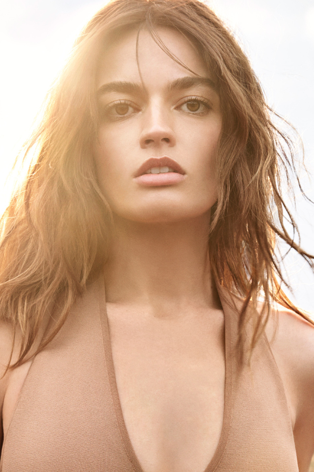 Актриса Эмма Маки  в горах