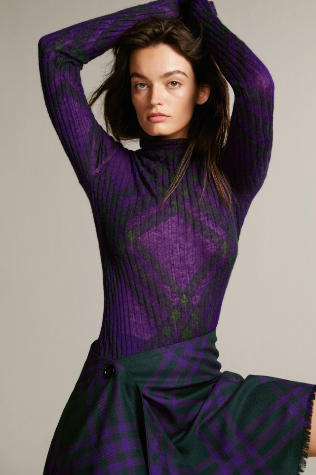 Актриса Эмма Маки позирует на сером фоне