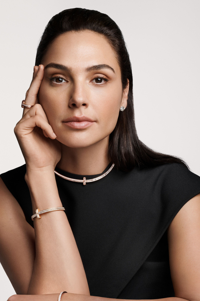 Актриса Галь Гадот в черном платье