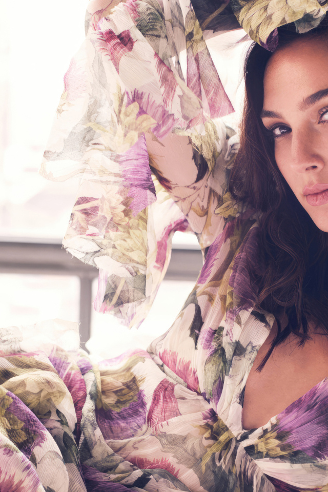 Актриса Галь Гадот в цветастом платье