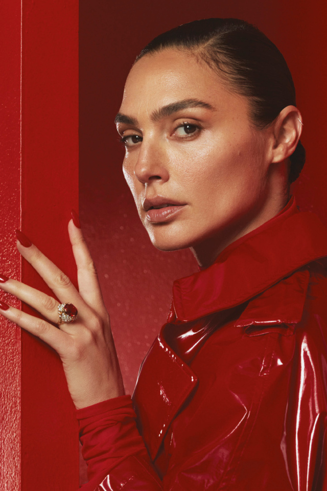 Актриса Галь Гадот в красной кожаной куртке