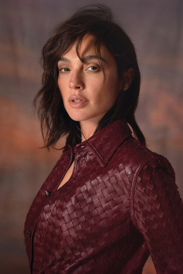 Актриса Галь Гадот в красной кожаной куртке