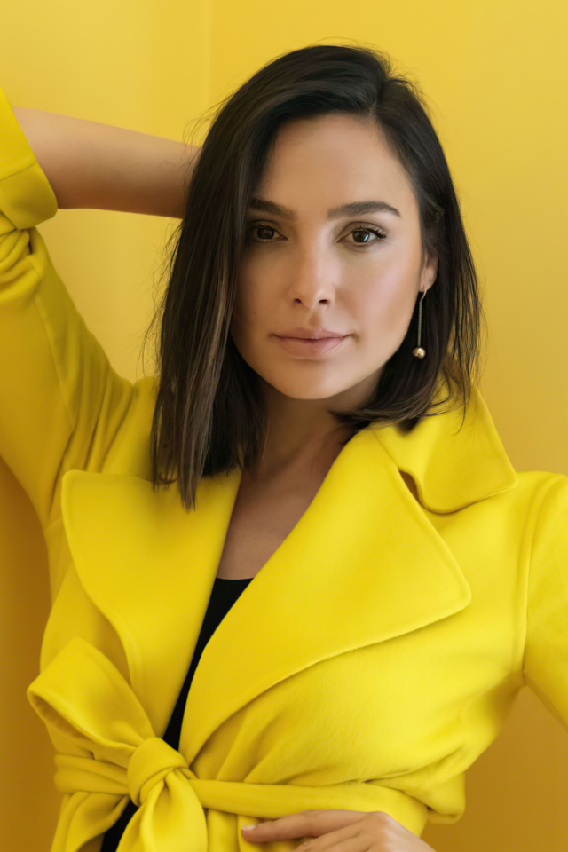 Актриса Галь Гадот на желтом фоне