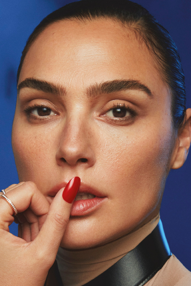 Красный маникюр у актрисы Галь Гадот