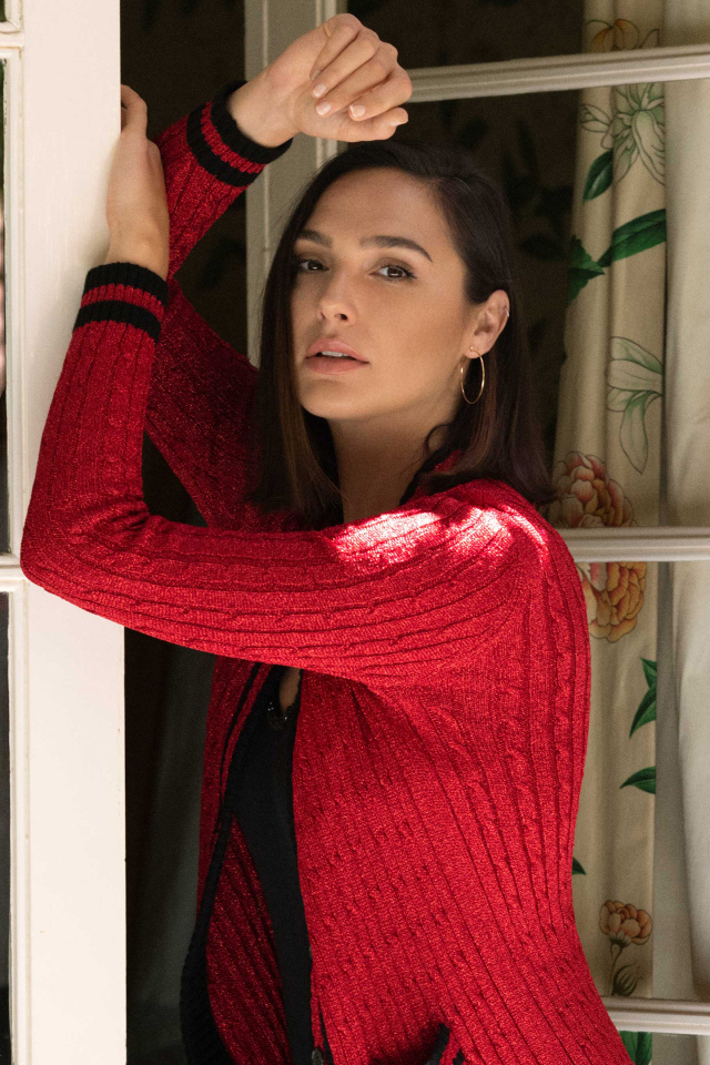 Актриса Галь Гадот стоит у окна