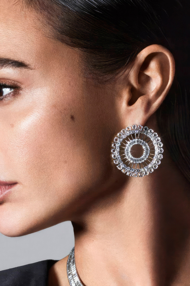 Красивые серьги у актрисы Галь Гадот