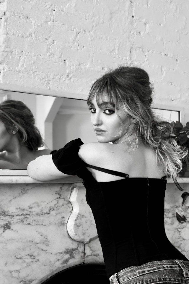 Актриса Гален Хоппер стоит у зеркала