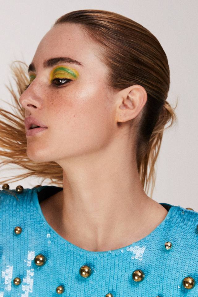 Актриса Грейс ван Паттен на сером фоне