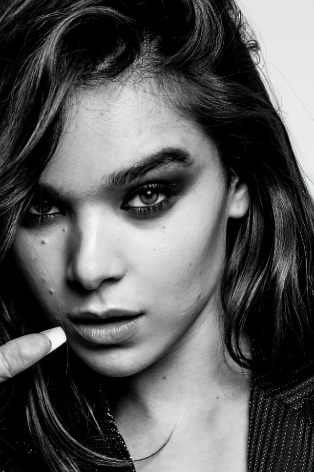 Актриса Хейли Стейнфилд черно-белое фото