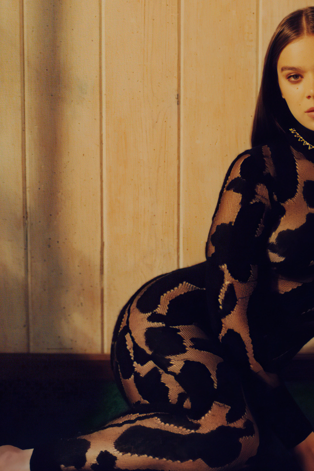 Актриса Хейли Стейнфилд в черном платье у стены