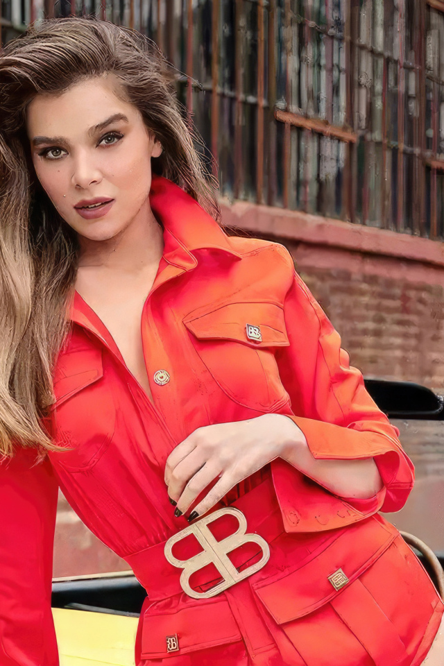 Актриса Хейли Стайнфелд в красной куртке у машины