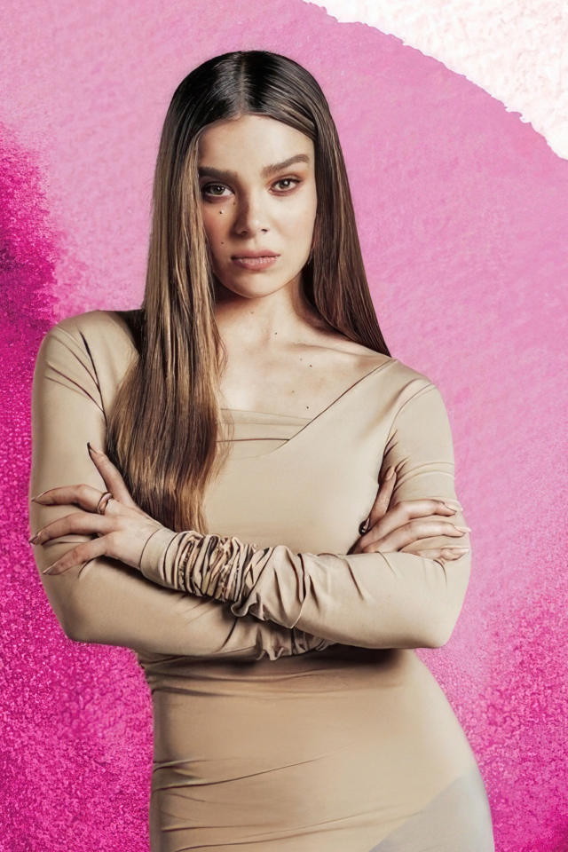 Актриса Хейли Стайнфелд на розовом фоне