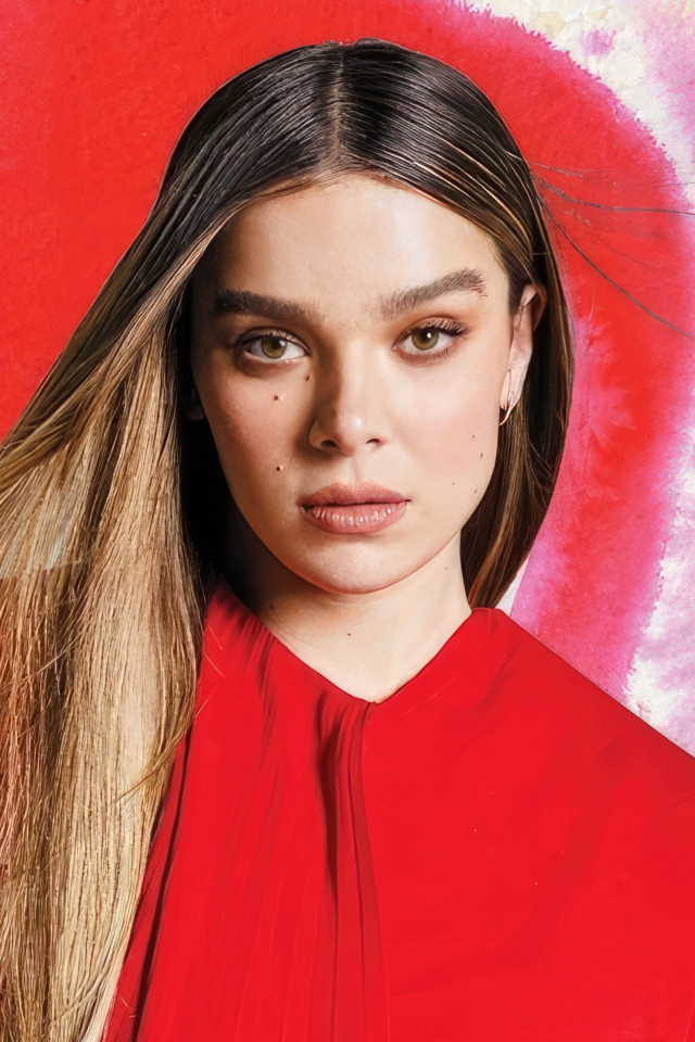 Актриса Хейли Стайнфелд на красном фоне