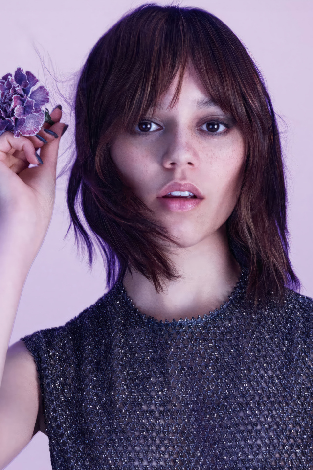 Актриса Дженна Ортега с цветком гвоздики