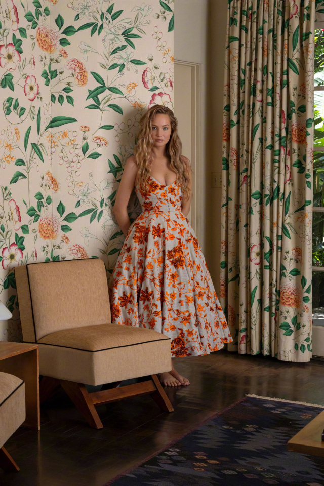 Актриса Дженнифер Лоуренс в красивом платье в комнате