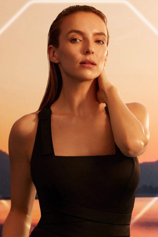 Актриса Джоди Комер в черном платье