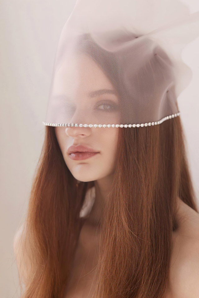 Актриса Джоуи Кинг с вуалью на лице