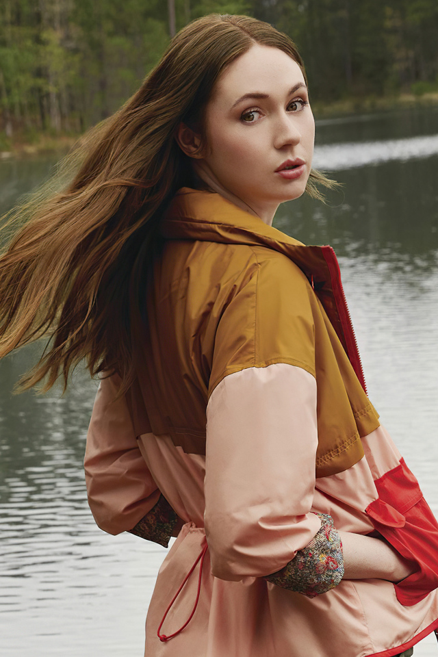 Актриса Карен Гиллан стоит у воды