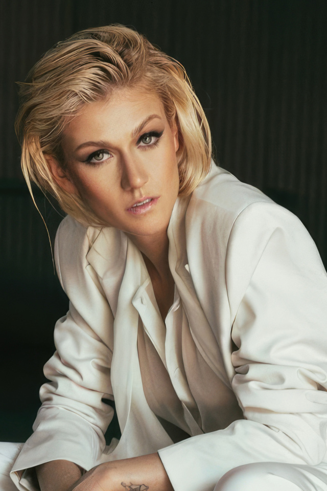 Актриса Кэтрин Макнамара в белом костюме