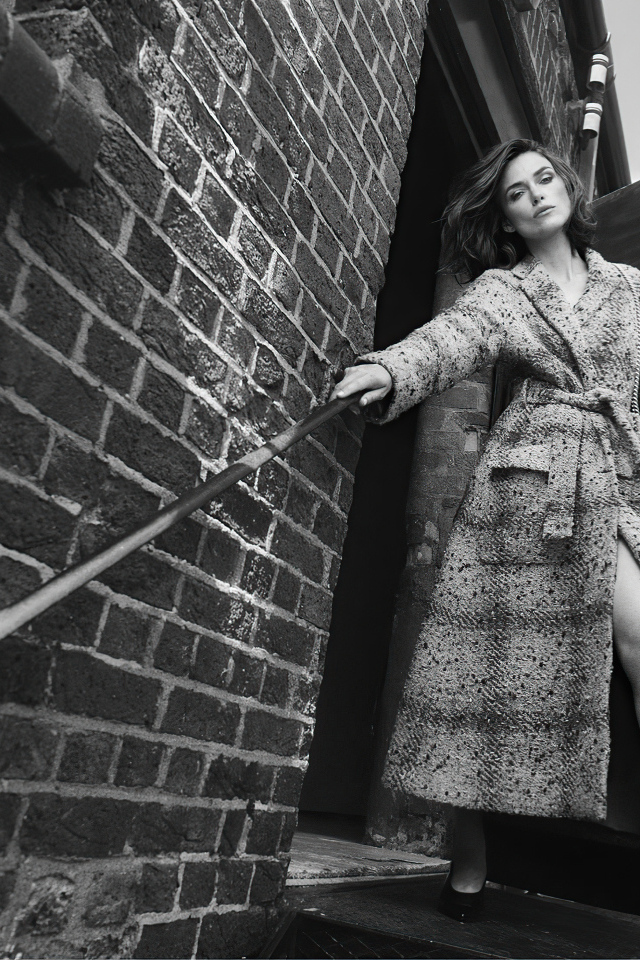 Актриса Кира Найтли в пальто у стены