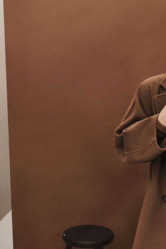 Актриса Лили Рейнхарт в коричневом пальто