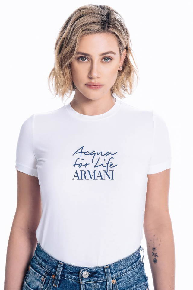 Актриса Лили Рейнхарт в футболке Армани