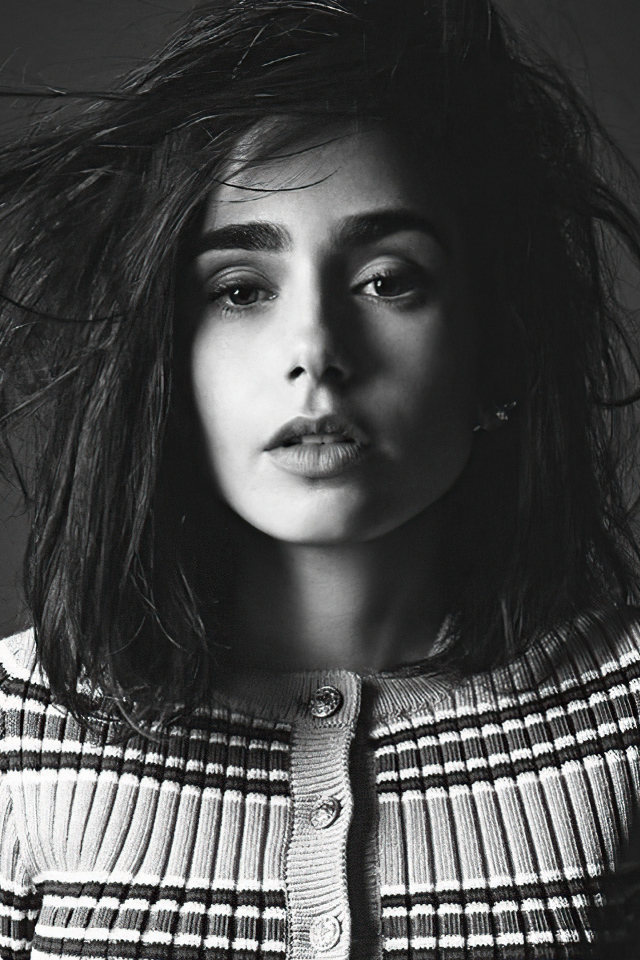 Актриса Лили Коллинз черно-белое фото