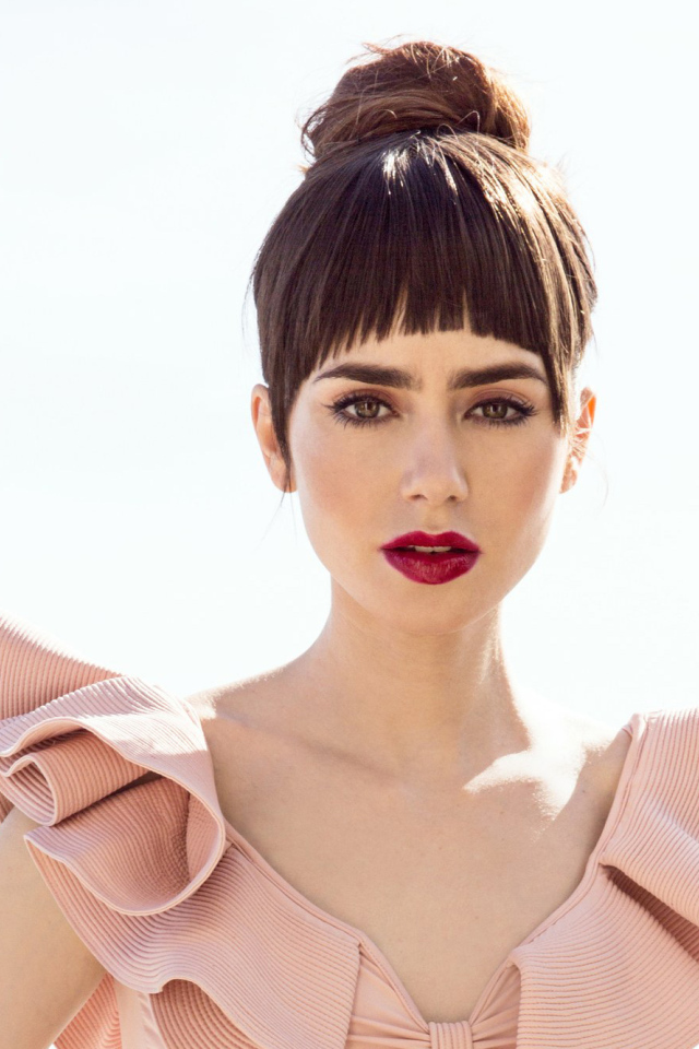 Актриса Лили Коллинз в розовом платье