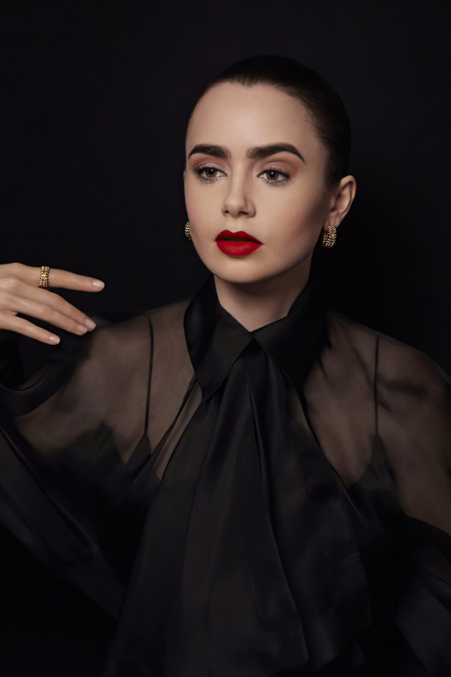 Актриса Лили Коллинз в черном наряде