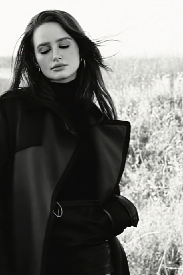 Актриса Мэделин Петш в черном пальто