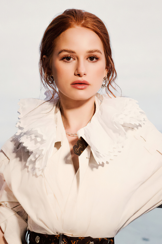 Актриса Мэделин Петш стоит у окна 