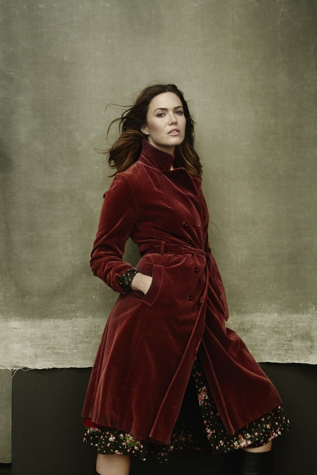 Актриса Мэнди Мур в красном пальто