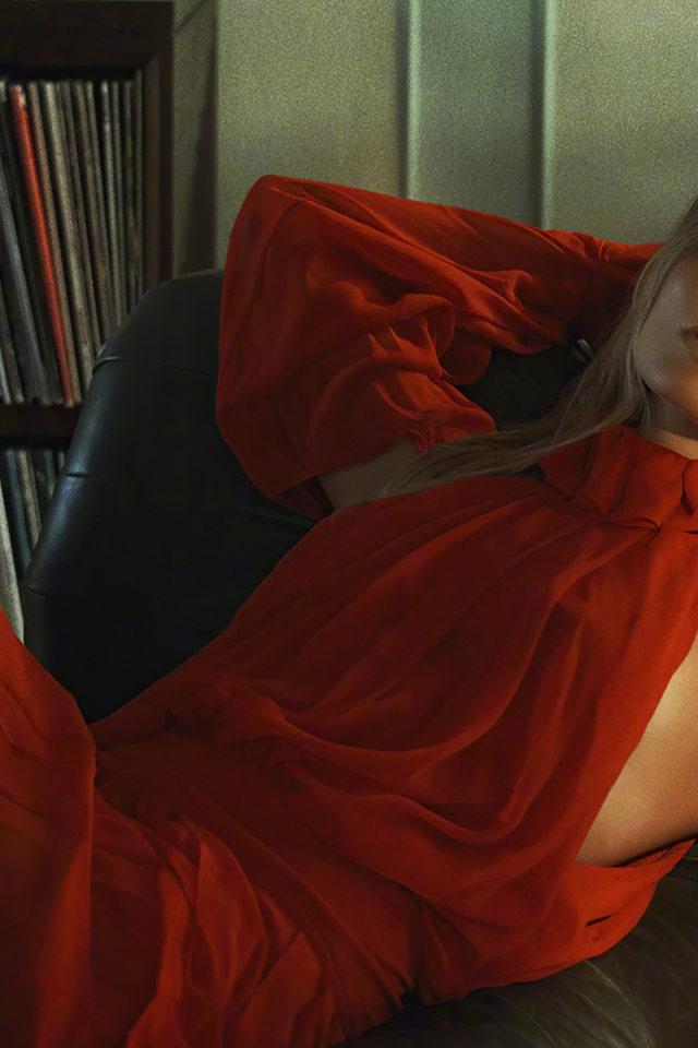 Актриса Марго Робби в красном платье лежит в кресле