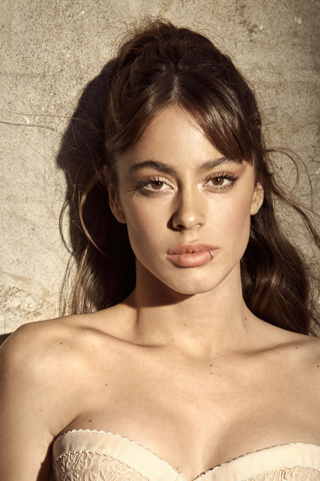 Актриса Мартина Алехандро Штоссель на фоне стены