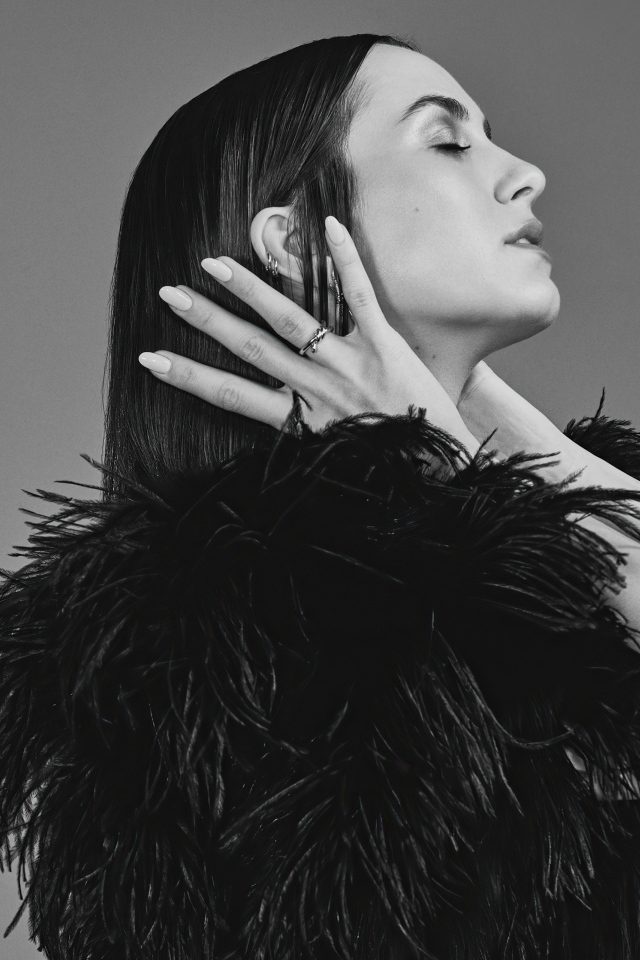 Актриса Мод Апатоу в черном платье на сером фоне