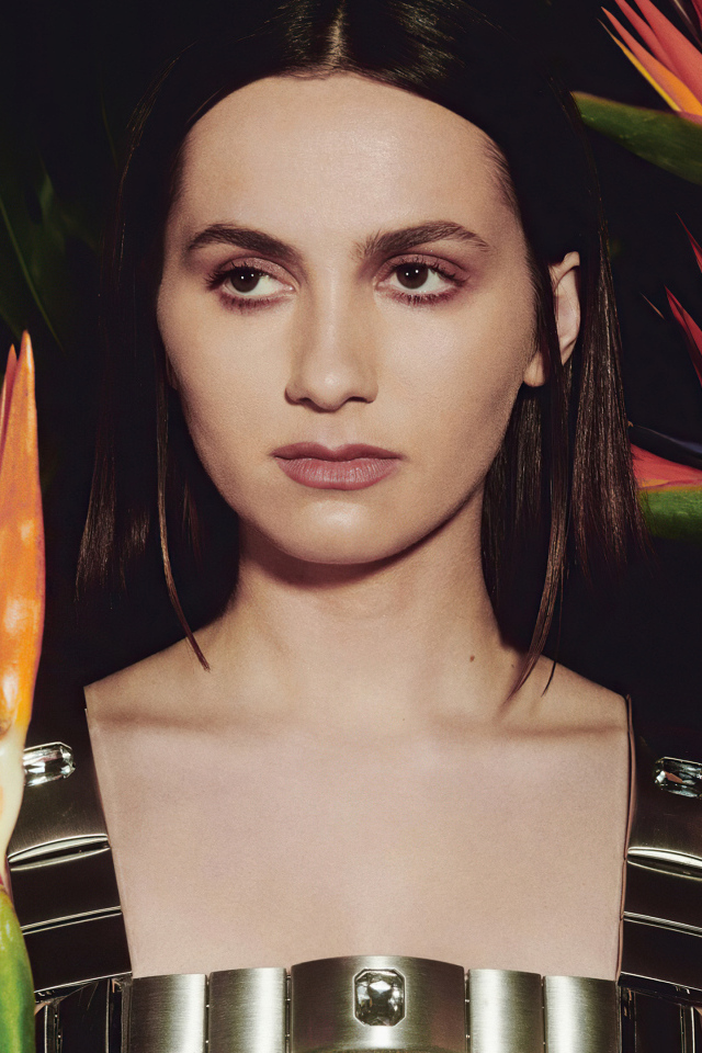 Актриса Мод Апатоу с цветами