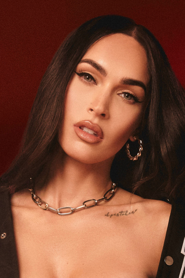 Актриса Меган Фокс на красном фоне