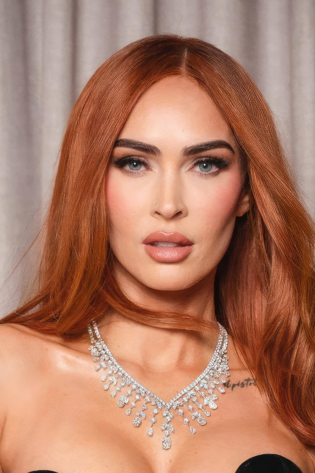 Актриса Меган Фокс с дорогим украшением на шее