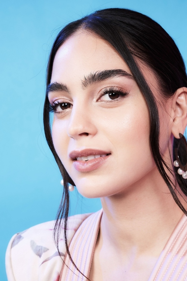 Актриса Мелисса Баррера на голубом фоне