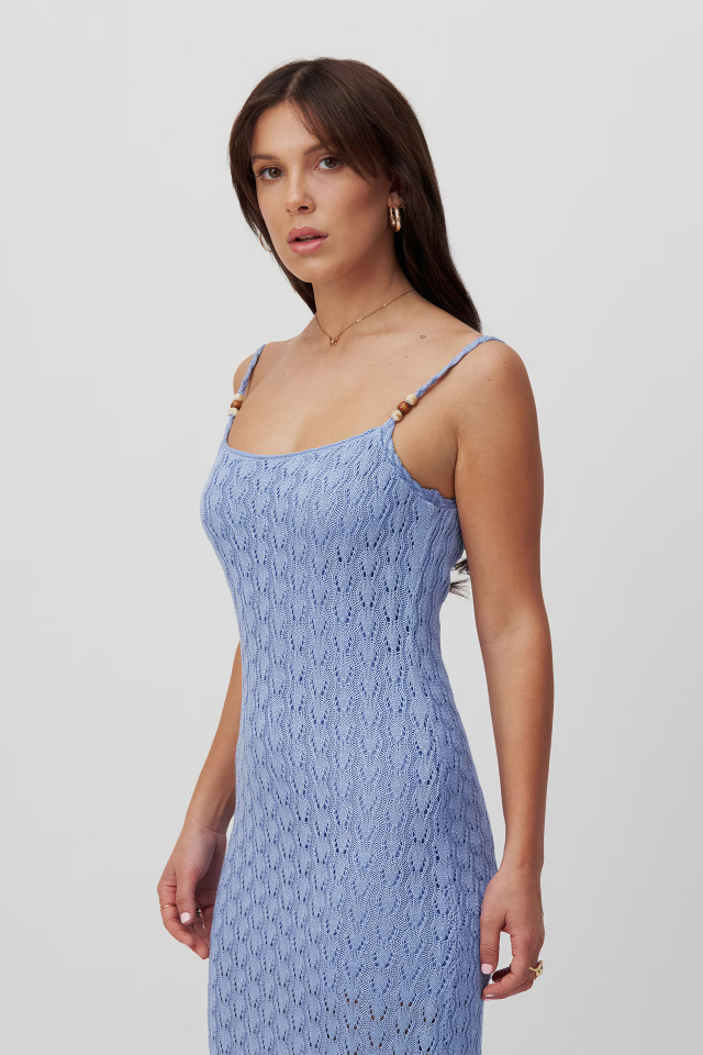 Актриса Милли Бобби Браун в платье на сером фоне