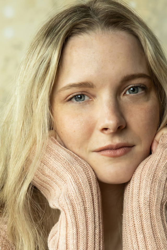 Актриса Морфидд Кларк в свитере