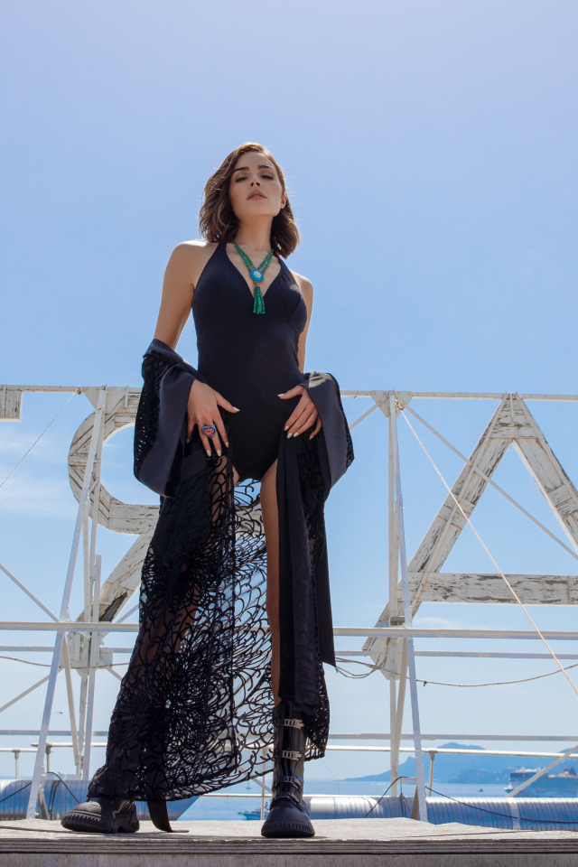 Актриса Оливия Калпо в черном купальнике