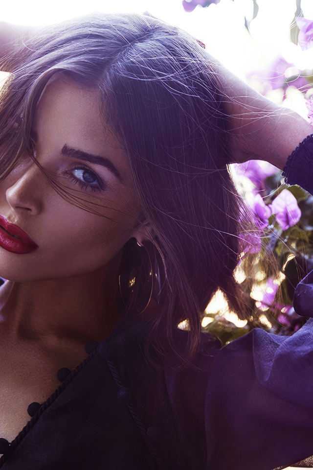 Актриса Оливия Калпо стоит у дерева