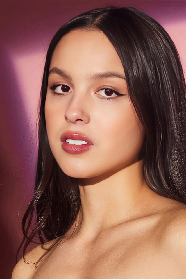 Актриса Оливия Родриго на розовом фоне