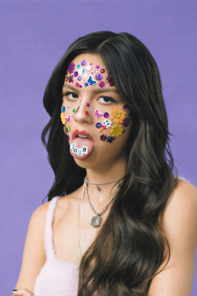 Актриса Оливия Родриго с наклейками на лице