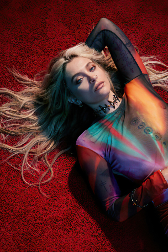 Актриса Пэрис Джексон лежит на красном полу