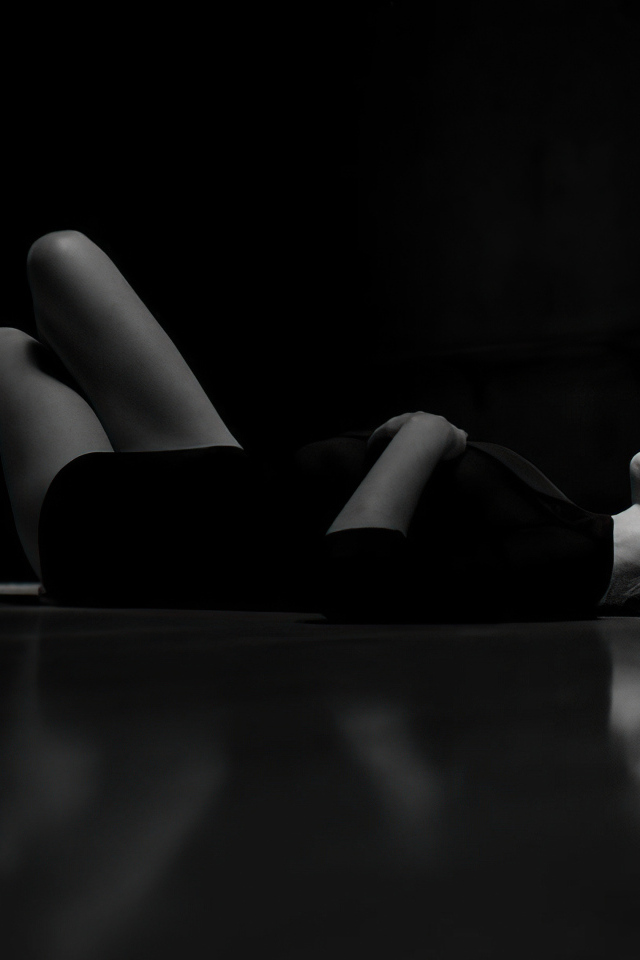 Актриса Фиби Тонкин на черном фоне