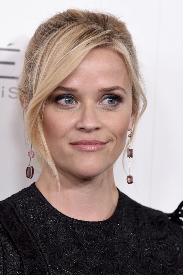 Актриса Риз Уизерспун в черном платье у стены