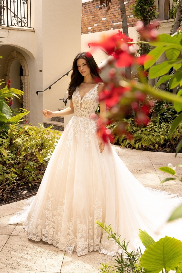 Актриса Рени Мерден в белом свадебном платье